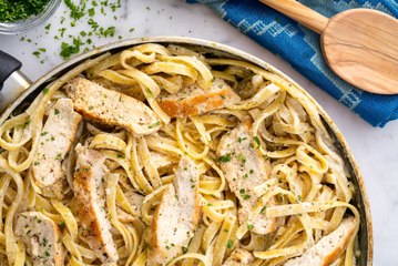 One-Pot Chicken Alfredo Is Perfectly Creamy