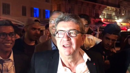 Comment Emmanuel Macron et Jean-Luc Mélenchon ont totalement mis en scène leur pseudo "rencontre surprise" à Marseille