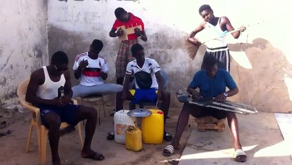 incroyable regardez comment ces jeunes jouent de la musique