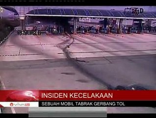 Sebuah Mobil Tabrak Gerbang Tol di Huzhou