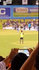 Surréaliste_ lancée de billets depuis un hélico lors d'un match à Las Vegas