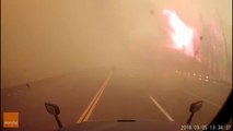 Un camion n'a pas le choix que de traverser un mur de fumée et de feu en Californie