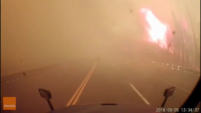 Un camion n'a pas le choix que de traverser un mur de fumée et de feu en Californie