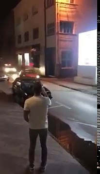 Il échappe à la police en Peugeot 205 en descendant des escaliers