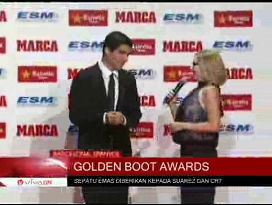 Luis Suarez Terima Sepatu Emas