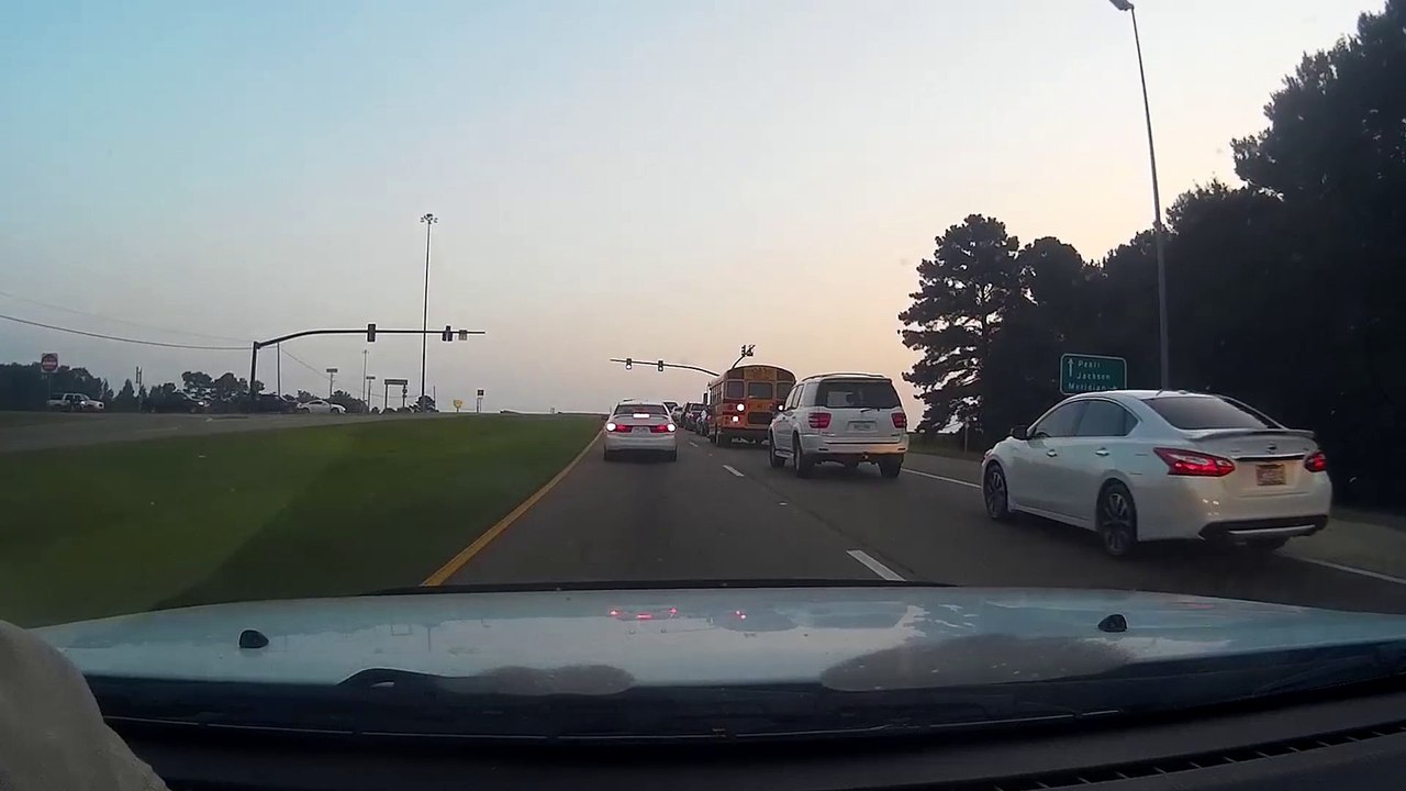 Une Camaro fait un tonneau et atterrit sur une autre voiture
