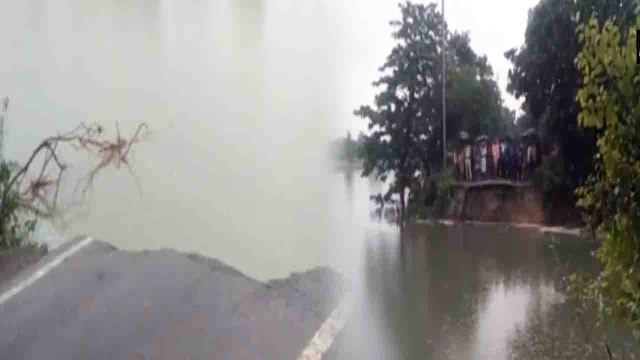 Bihar : Part of Caves in, Vehicle Feared trapped In Bhagalpur | Oneindia News