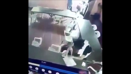 Un gamin endormi confond son cartable avec une chaise