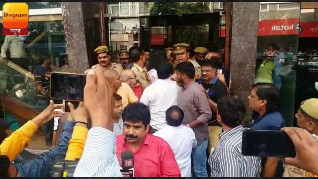 आगरा: प्रेसवार्ता कर रहे कथावाचक देवकीनंदन ठाकुर को पुलिस ने हिरासत में लिया