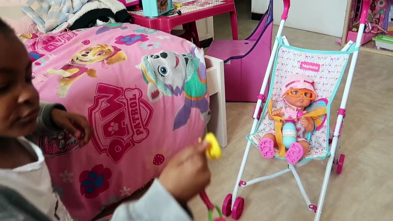 MAELLIA DEVIENT BABY SITTER , Kid pretend play babysitting Nenuco doll
