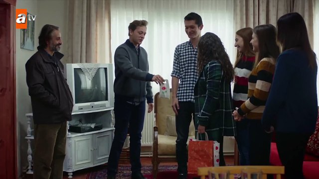 Songül’ün evinde ilk doğum günü! - Kırgın Çiçekler 63.Bölüm