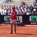 Ce joueur de tennis a un petit problème de raquette