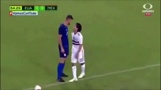 Ce footballeur américain se moque de la taille de son adversaire mexicain