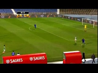 Pemain ini Peluk Reporter Wanita Saat Laga Berlangsung