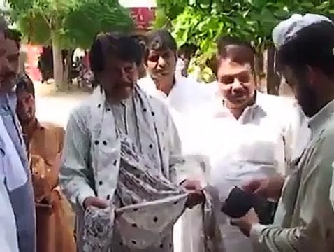 پاکستان کے مشہور گلوکار عطاءاللہ عیسٰی خیلوی وزیراعظم عمران خان کے اعلان کے بعد عوام سے ڈیم فنڈ کیلئے چندہ اکٹھا کرتے ہوئے