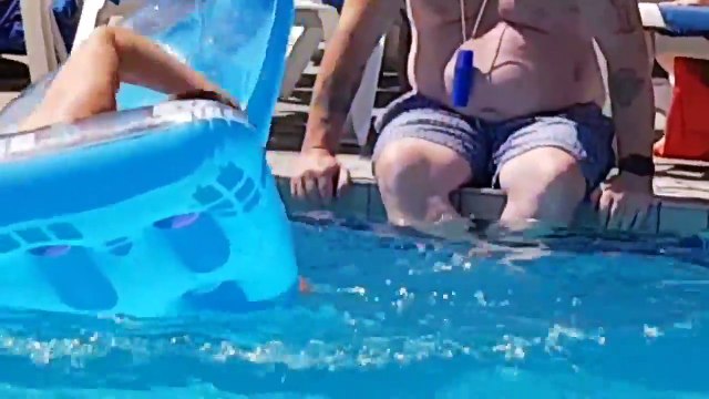 Matelas de piscine - la tête de cette femme essayant de monter dessus !
