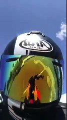 Ce motard est harcelé.. par un oiseau !