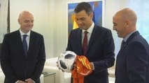 Pedro Sánchez recibe a los presidentes de la FIFA y de la RFEF en La Moncloa