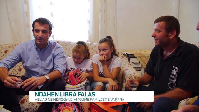 Erion Veliaj shpërndan libra falas - News, Lajme - Vizion Plus