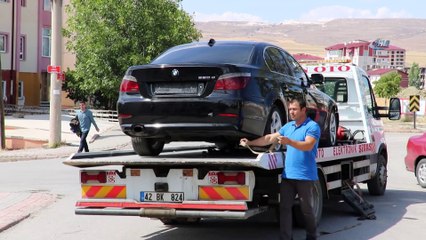 Otobüs durağında bekleyen kadına otomobil çarptı