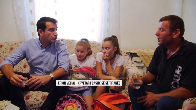 Kryebashkiaku Veliaj shpërndan libra falas - Top Channel Albania - News - Lajme