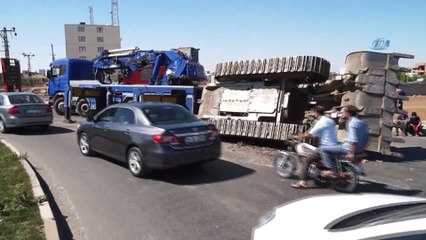İş makinesi vincin üzerinden yola devrildi