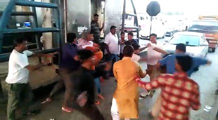 गाज़ियाबाद के डासना टोल पर गुंडागर्दी का यह है आलम। देखें वीडियो में-