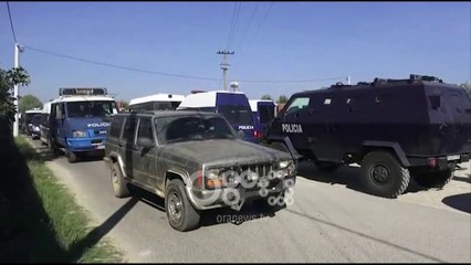 Ora News - RENEA në Nikël me autoblinda: 11 të ndaluar, kontrollohen banesat e familjeve Haka e Bami