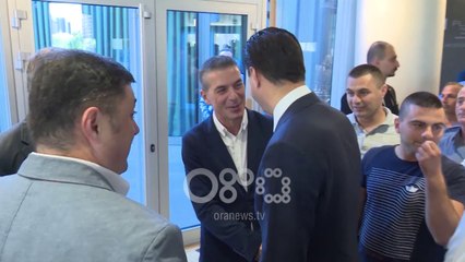 Ora News - 20 vite pas vrasjes nderohet Azem Hajdari, në ceremoni dhe të larguarit