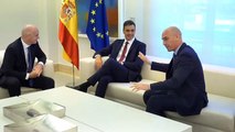 Pedro Sánchez recibe a Luis Rubiales y a Gianni Infantino en La Moncloa