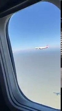 سعودي يوثق عملية هبوط طائرة يستقلها مع طائرة أخرى في نفس الوقت