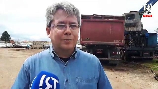 Veículos são prensados no pátio do Detran em Curitiba