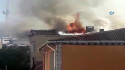 Sultanbeyli'de 3 katlı binanın çatısı alev alev yandı