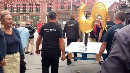 Le coq hissé en haut de la cathédrale de Tournai, à 88 mètres