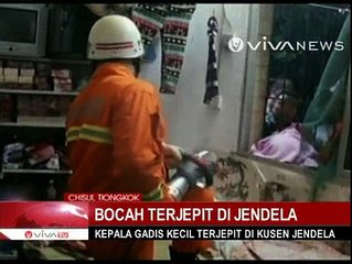 Kepala Gadis Cilik Terjepit di Kusen Jendela