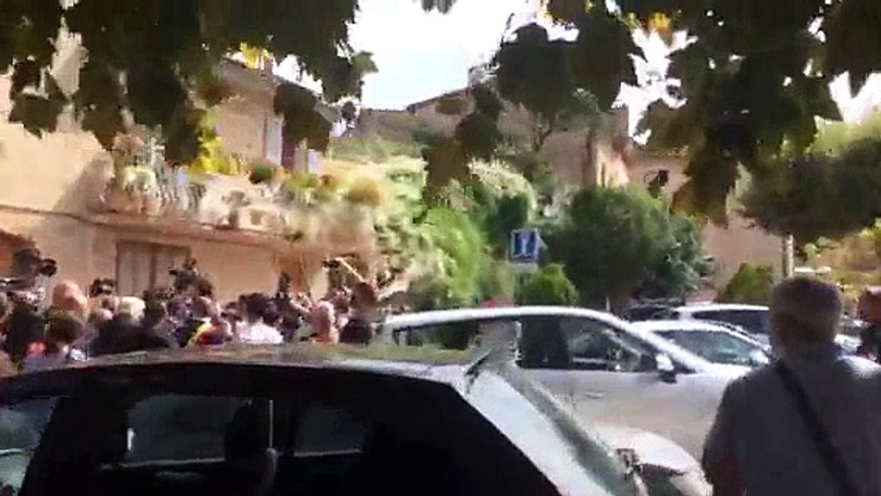 Marine Le Pen chahutée dans un village du Var qui doit accueillir des demandeurs d'asile