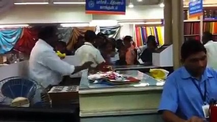 ചെന്നൈയിലെ ഒരു ടെക്സ്റ്റിൽ ഷോപ്പിലെ ജോലിക്കാരുടെ വേഗത കണ്ടു നോക്കൂ