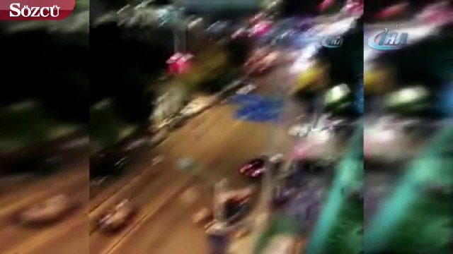 Çin’de araç yayaların arasına daldı