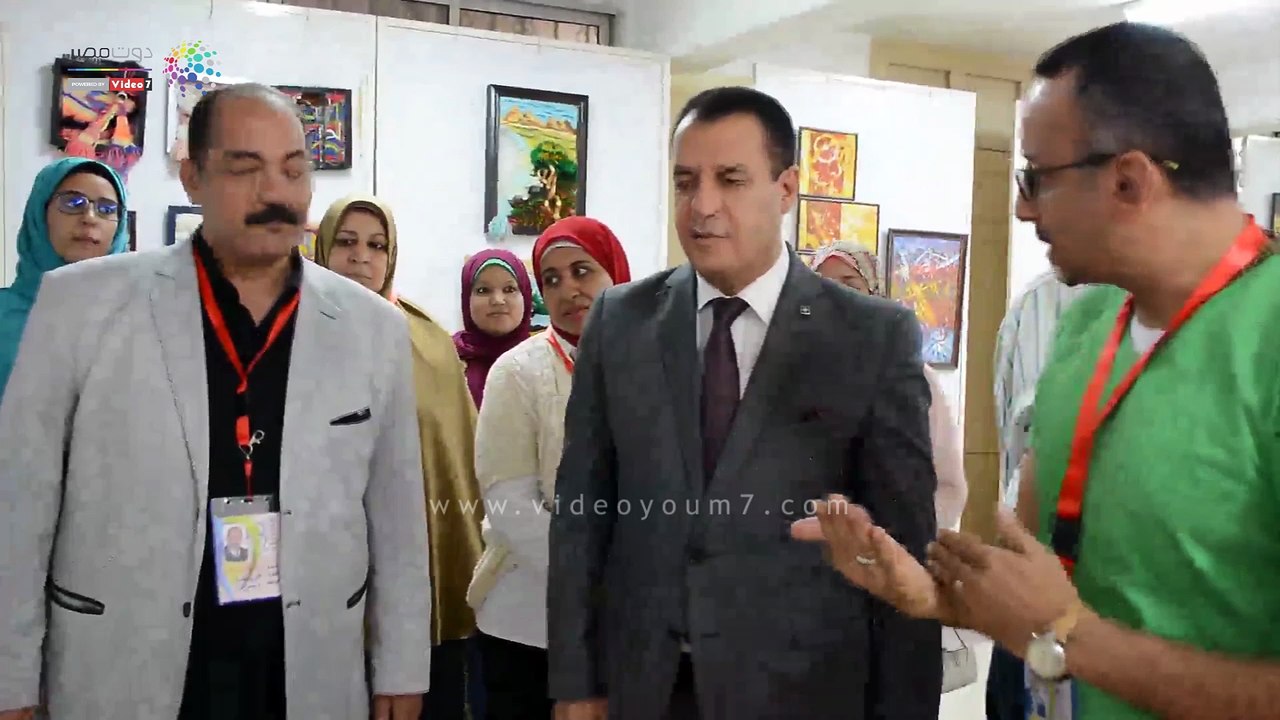 نائب رئيس جامعة أسيوط يتفقد معارض الاقتصاد المنزلى بكلية التربية النوعية