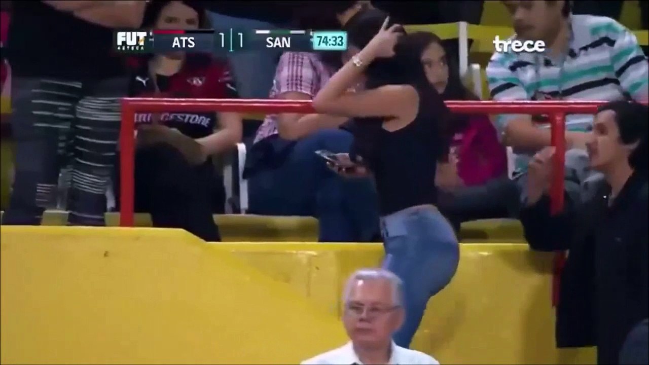 Ce caméraman s'est laissé distraire par une femme aux courbes parfaites