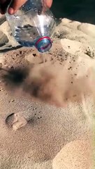 Il verse de l'eau sur du sable brûlant : réaction incroyable