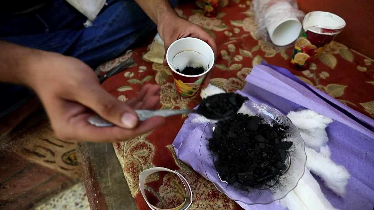 A Idleb, un Syrien fabrique des masques à gaz artisanaux