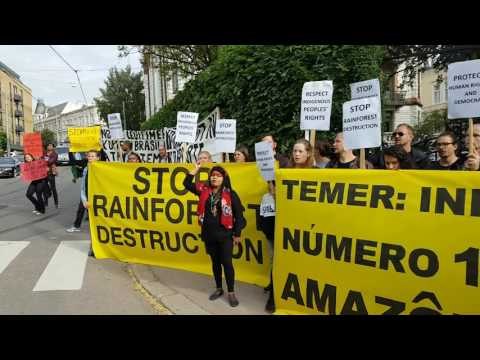 Ambientalistas e grupos indígenas protestam contra Temer na Noruega