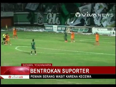 Suporter Bentrok, Pemain Keroyok Wasit