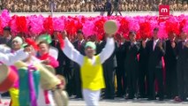 رژه‌ هفتاد سالگی؛ خبری از موشک‌های کیم نبودمراسم رژه بزرگ هفتادمین سالگرد تشکیل کره شمالی. ده‌ها هزار نیروی نظامی و شهروند عادی. ماه‌ها تمرین برای ۱۰ دقیقه حضو