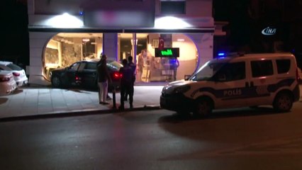 Lüks Otomobil Kadın Kuaförüne Böyle Daldı