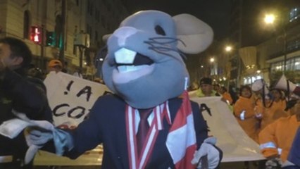Miles marchan en Lima para pedir renuncia del fiscal general por corrupción