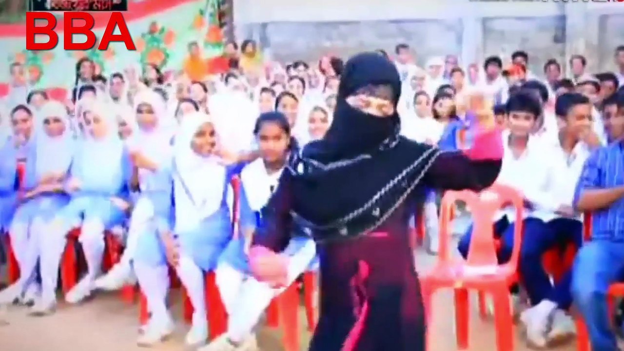 ছি ছি ছি দেখুন বোরকা পড়া মেয়েটি সবার সামনে যা করলি