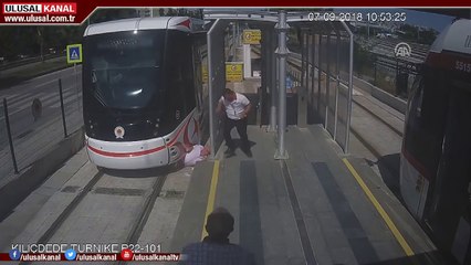 Un homme passe sous un tramway et s'en sort miraculeusement