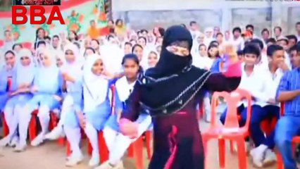 ছি ছি ছি দেখুন বোরকা পড়া মেয়েটি সবার সামনে যা করলি